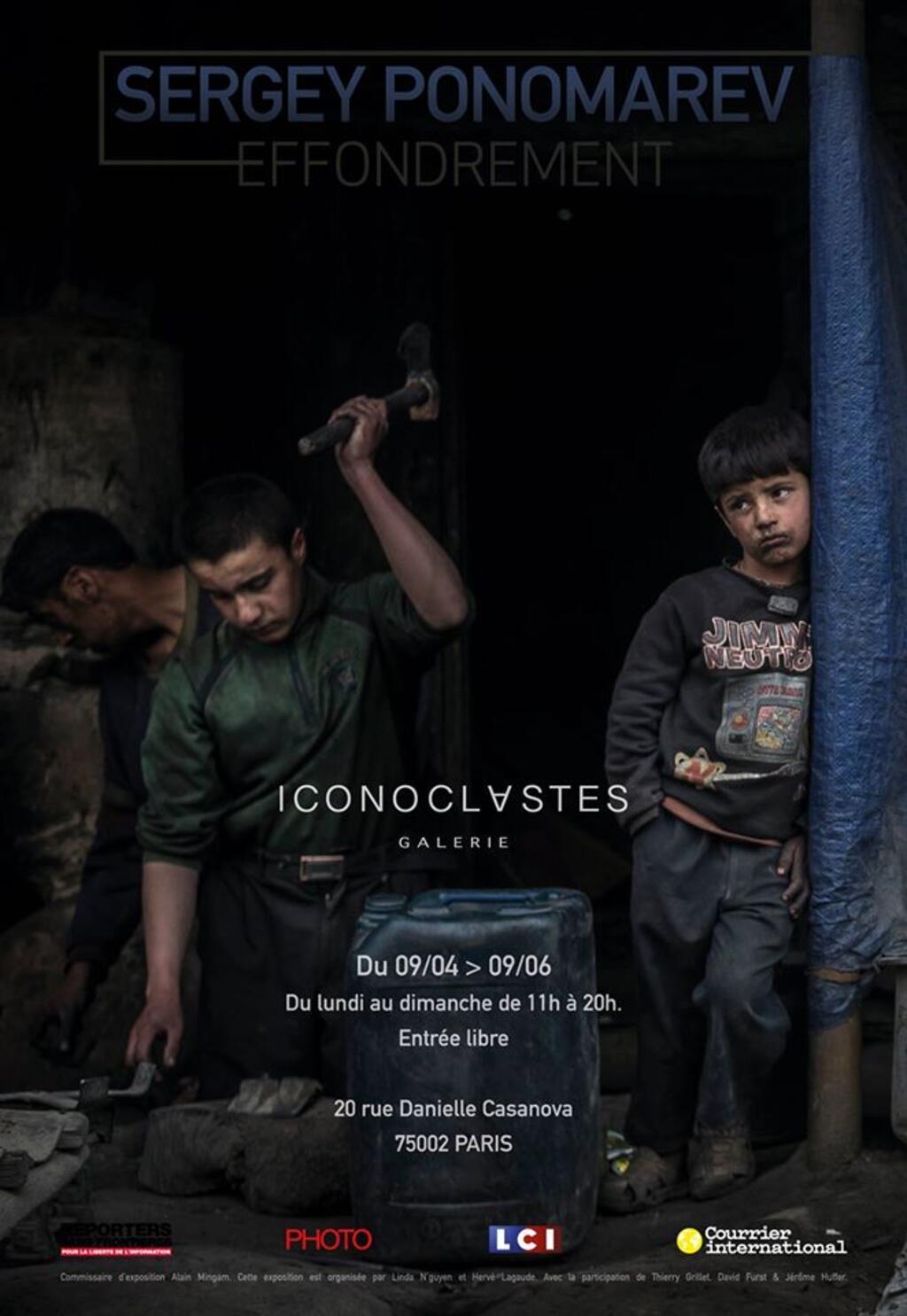 Ер адам өз үйінде саусағын сорып алады